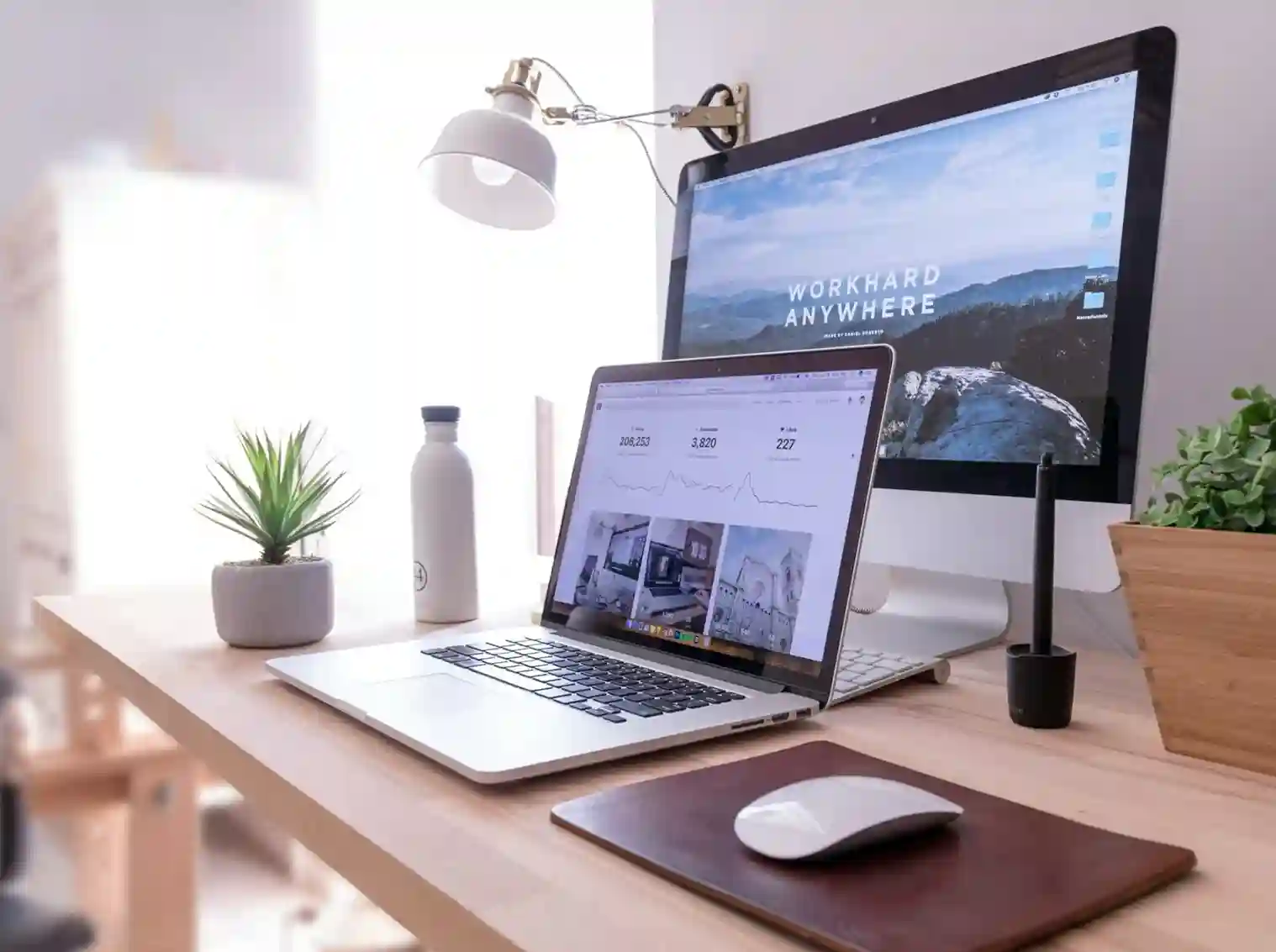 Un ordinateur est allumé sur un bureau.